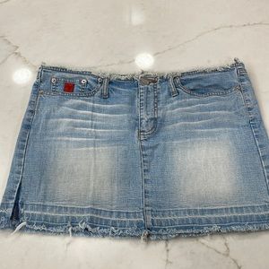 Bongo denim miniskirt. Fringed at waist and hem